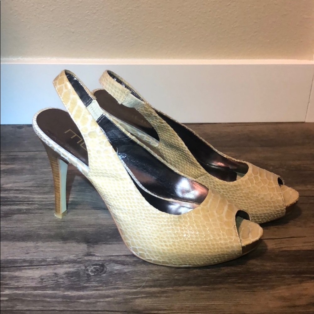 Snake-like cream/white high heel slings size 8